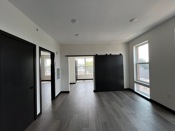 4th image of 130-132 Mallory Ave #502