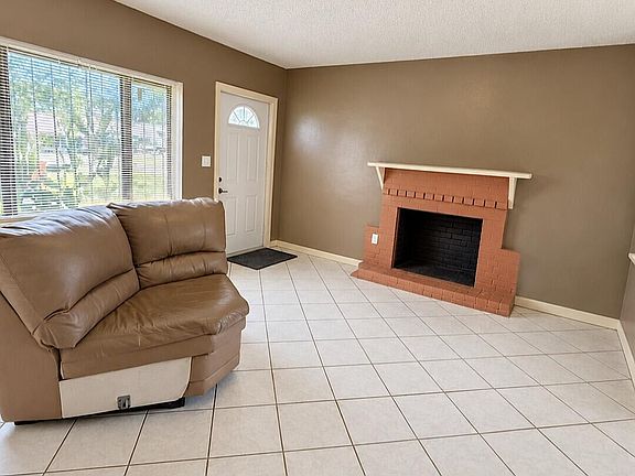 3rd image of 915 RUTLAND Street