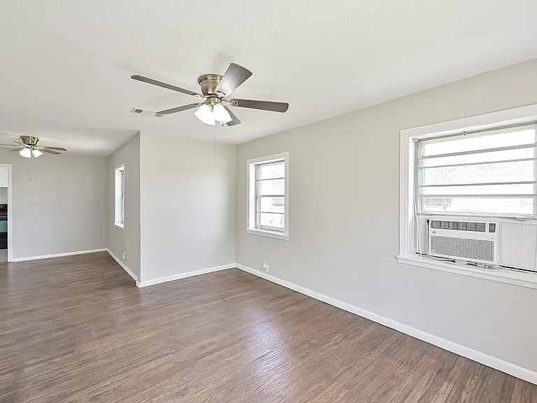 1501 Greenbrier Dr — Photo 7