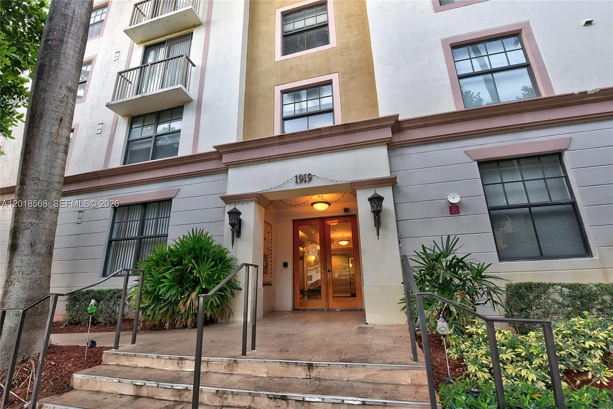 Building Photo - 1919 Van Buren St #311A