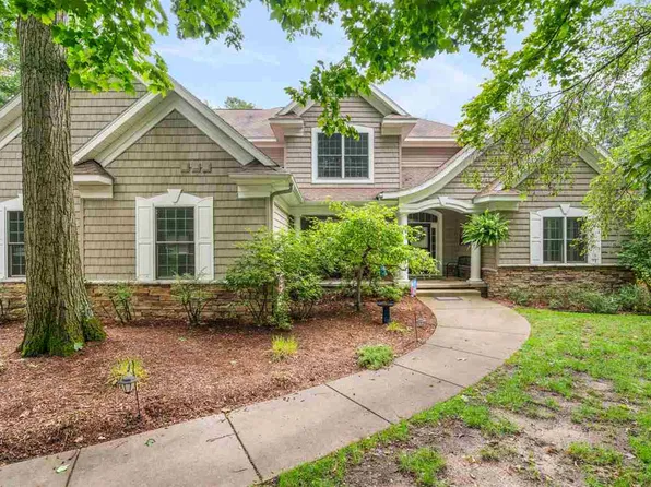 2563 Woodside Dr, Petoskey, MI 49770