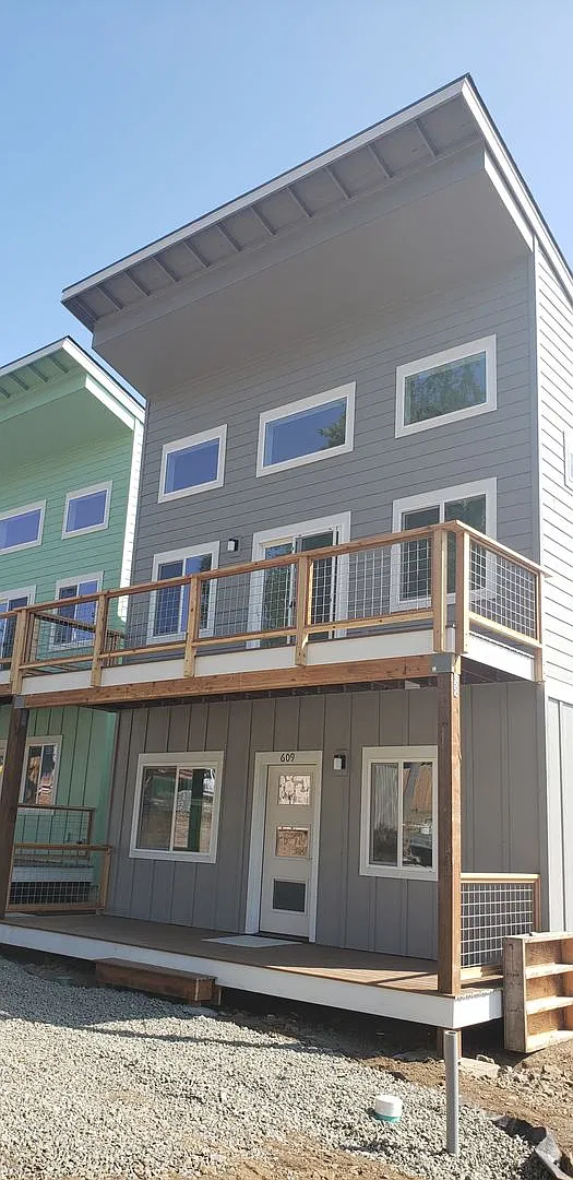 3 Bedroom Furnished Home close to Town — Photo 3