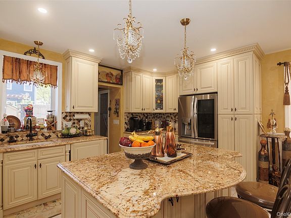 3rd image of 1715 Hering Avenue