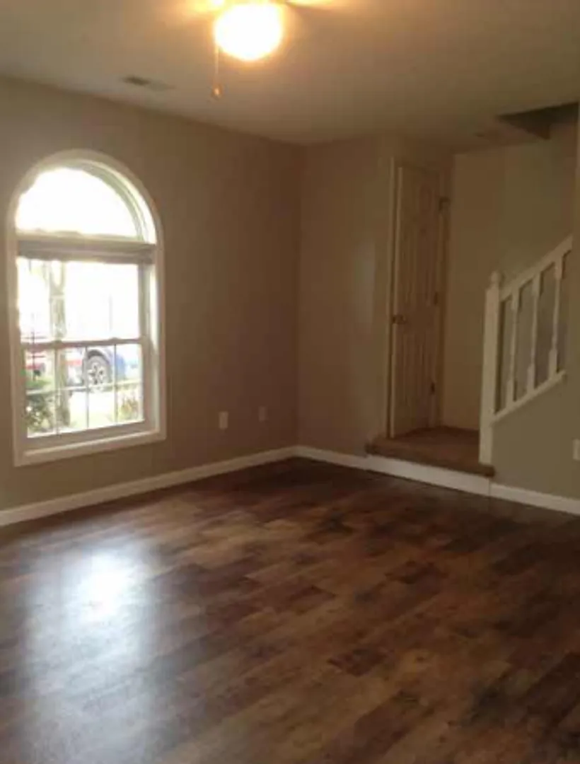 3 bedroom, 2.5 bath Townhome in Oaklawn Park — Photo 2