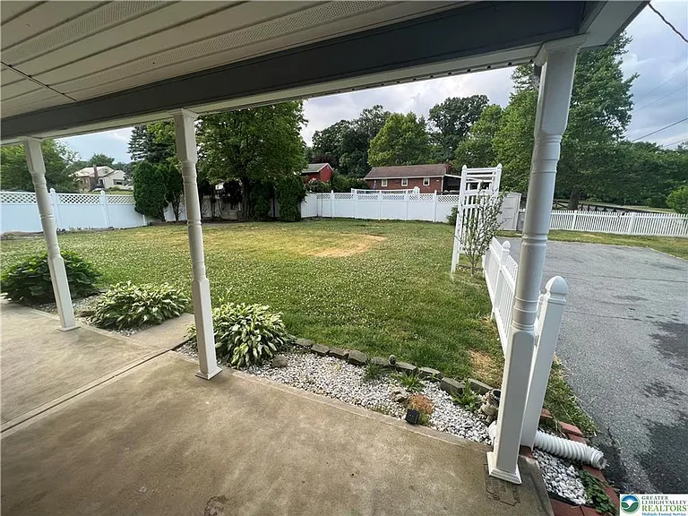 2401 Lawnherst Ave — Photo 8