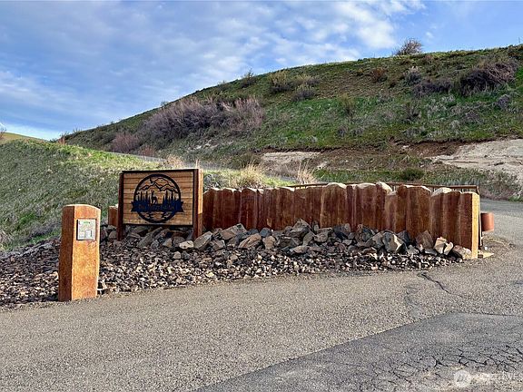 3rd image of 731 Deer Valley Drive