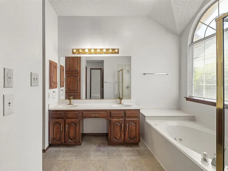 1423 Holveck Dr — Photo 18