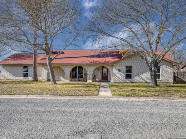 100 Larkspur Dr., Uvalde, TX 78801