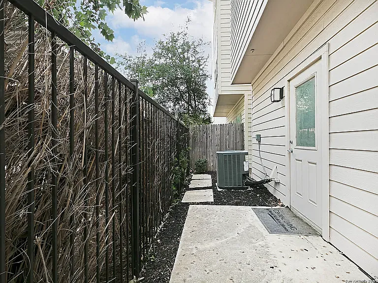 3831 Harry Wurzbach Rd #21 — Photo 6