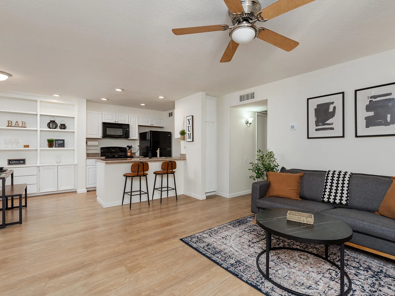 2 bed, 864 sqft, $2,250 — Photo 2