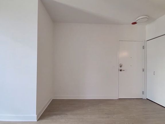 5th image of 100 N Garland Ct #1403
