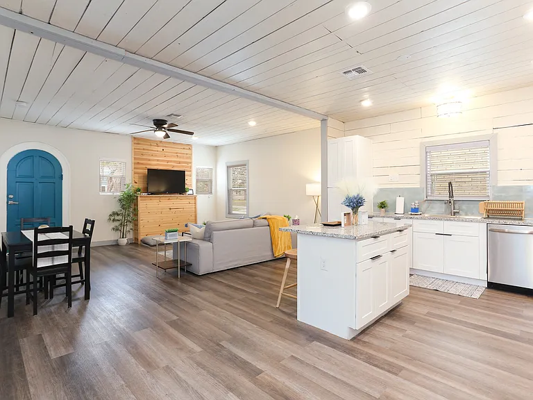 1007 Avant Ave — Photo 3