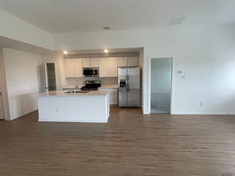 827 Rosewood Trl — Photo 4