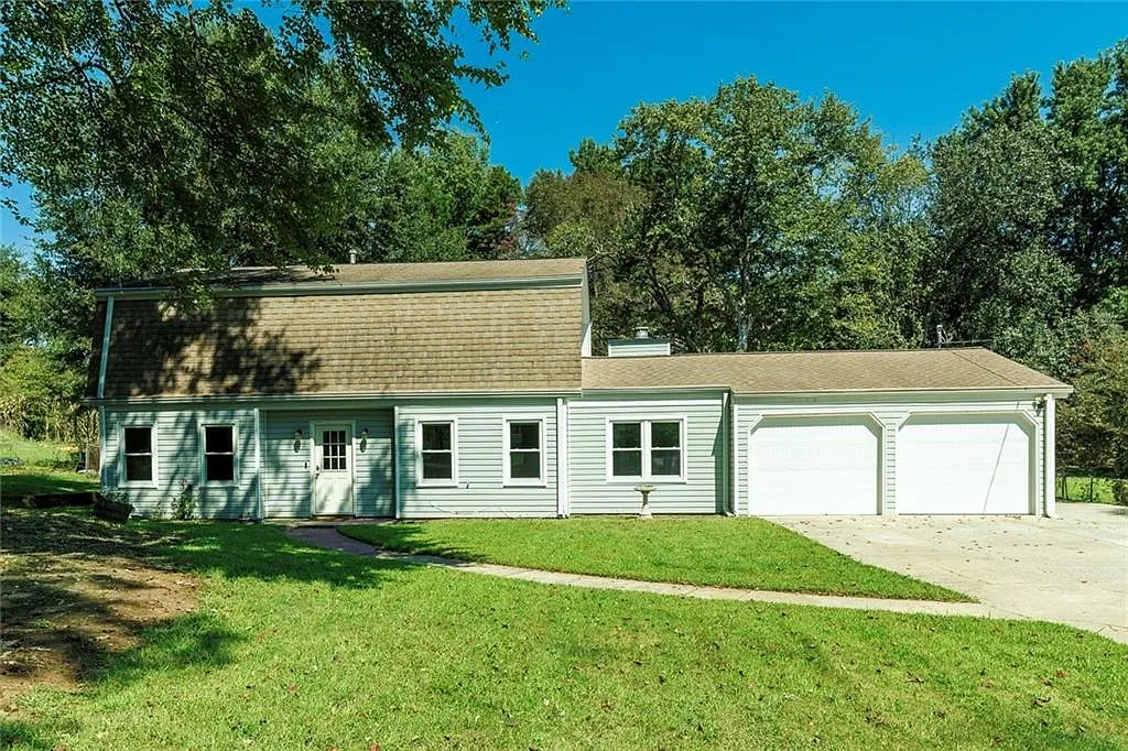 4 bed, 3.0 bath, 2390 sqft, $2,800 — Photo 1