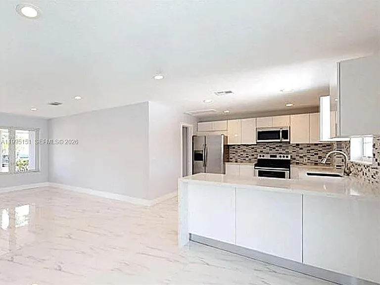 5770 NE 18th Ave — Photo 7