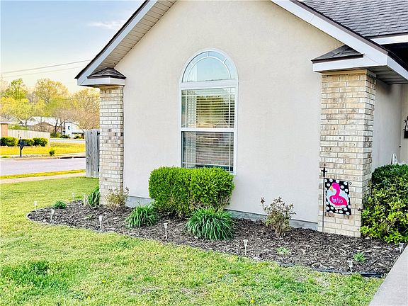 4th image of 1104 Lavona Ln