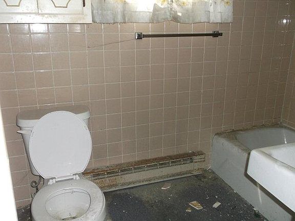 3rd image of 1405 W Walnut St