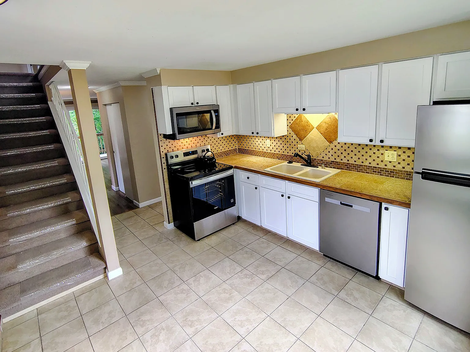 603 Sutton Ln — Photo 3
