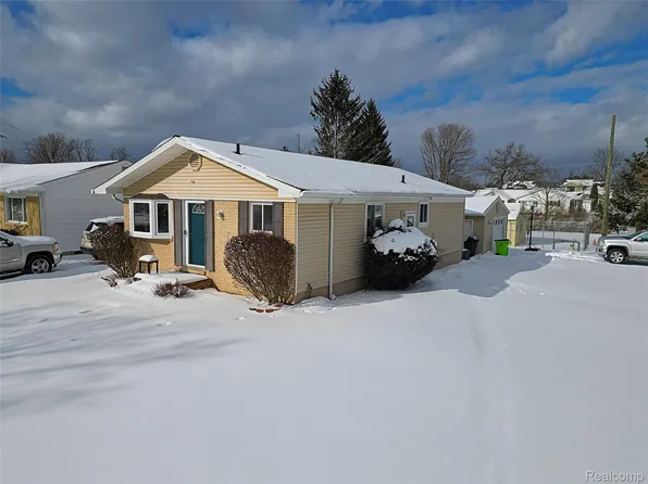 412 Cambridge Ave, South Lyon, MI 48178
