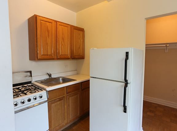 4th image of 711 W Belmont Ave APT 407