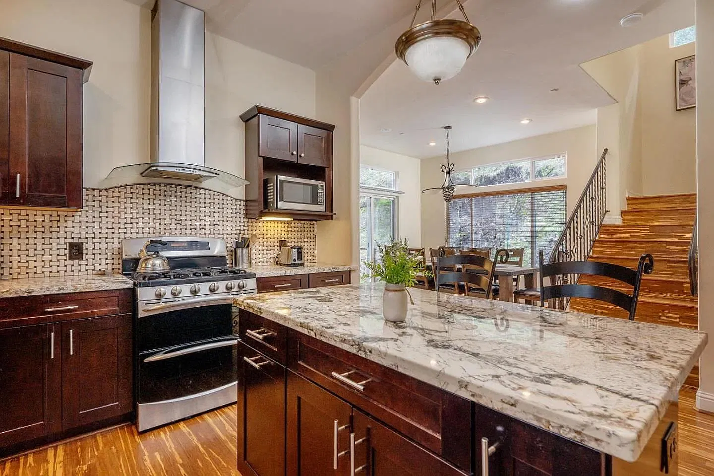 5 bed, 2.5 bath, 2250 sqft, $5,000 — Photo 4