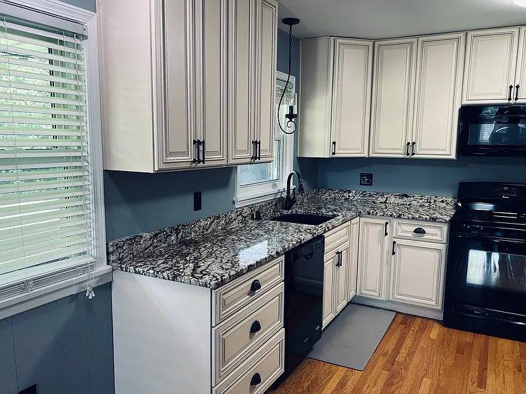 1502 Lynn Way — Photo 17