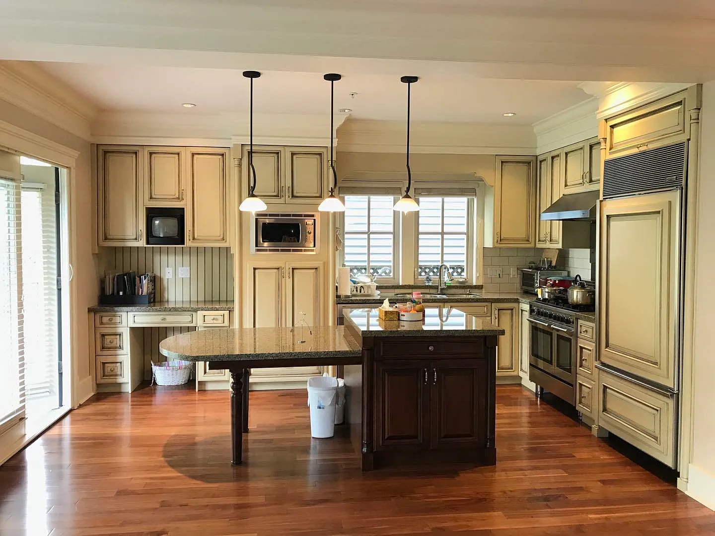 4 bed, 2200 sqft, $6,800 — Photo 1