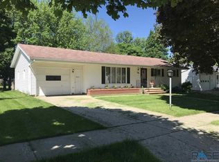 305 E Oakland Ave, Luverne, MN 56156