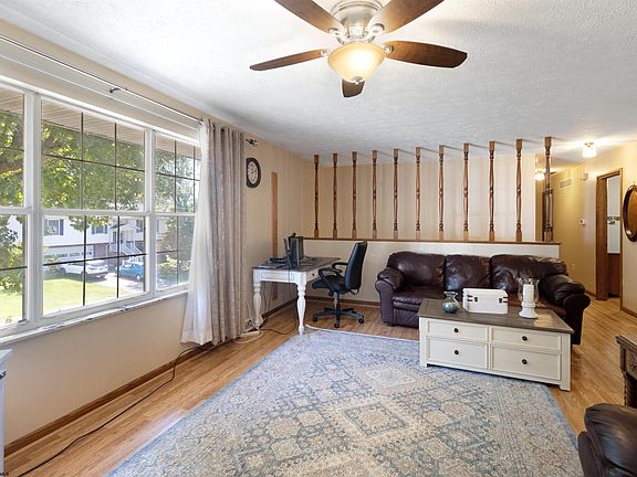 4th image of 8 Woodbrook Ln