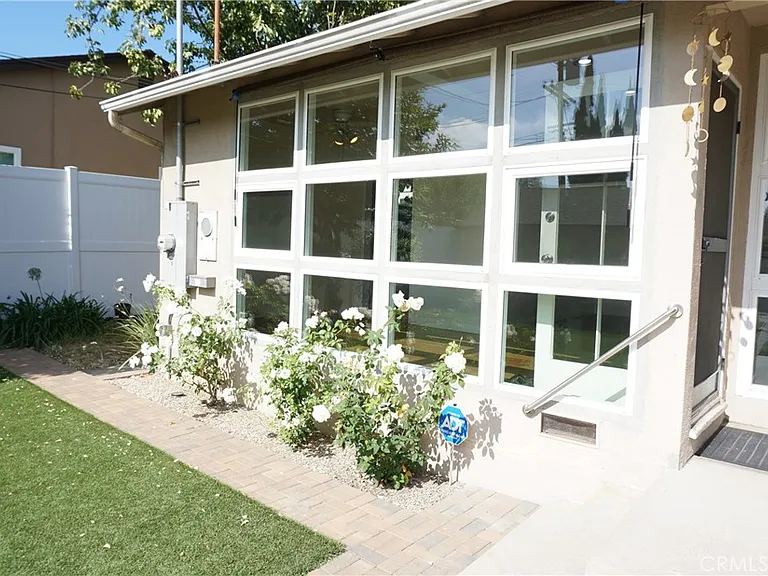 5540 Balboa Blvd — Photo 62