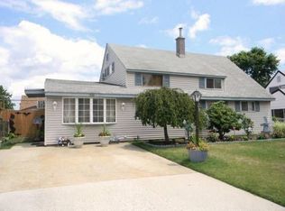 56 Noblewood Ln, Levittown, PA 19054