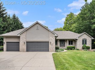 5305 Fern Dr, Fenton, MI