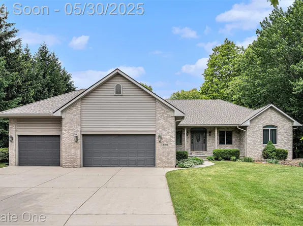 5305 Fern Dr, Fenton, MI 48430