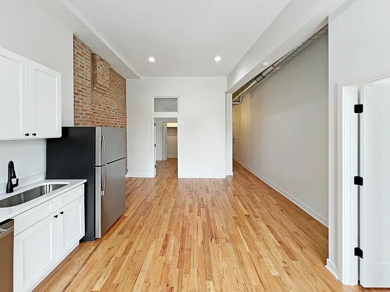 309 W Chicago Ave #201 — Photo 5