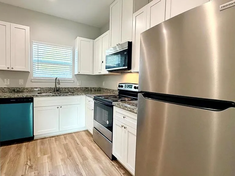 502 S Ross Sterling #B — Photo 7
