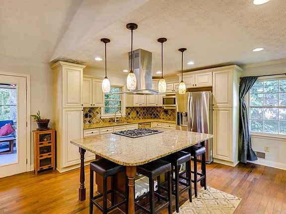 5th image of 3380 Camelot Dr