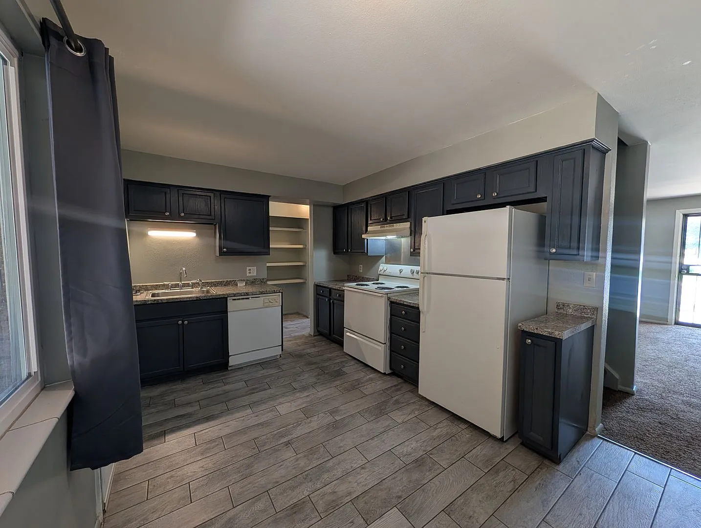 Comfortable 4 Bedroom Townhome In Aurora — Photo 3
