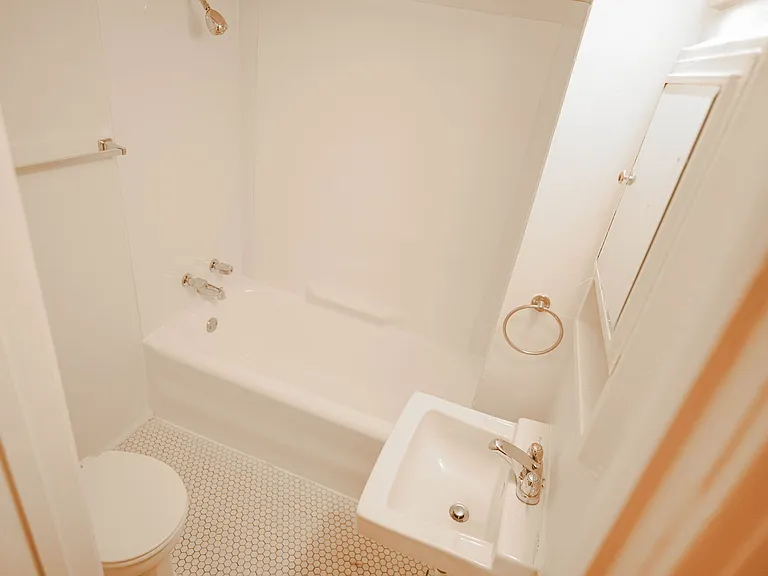 1550 E Broad St — Photo 7