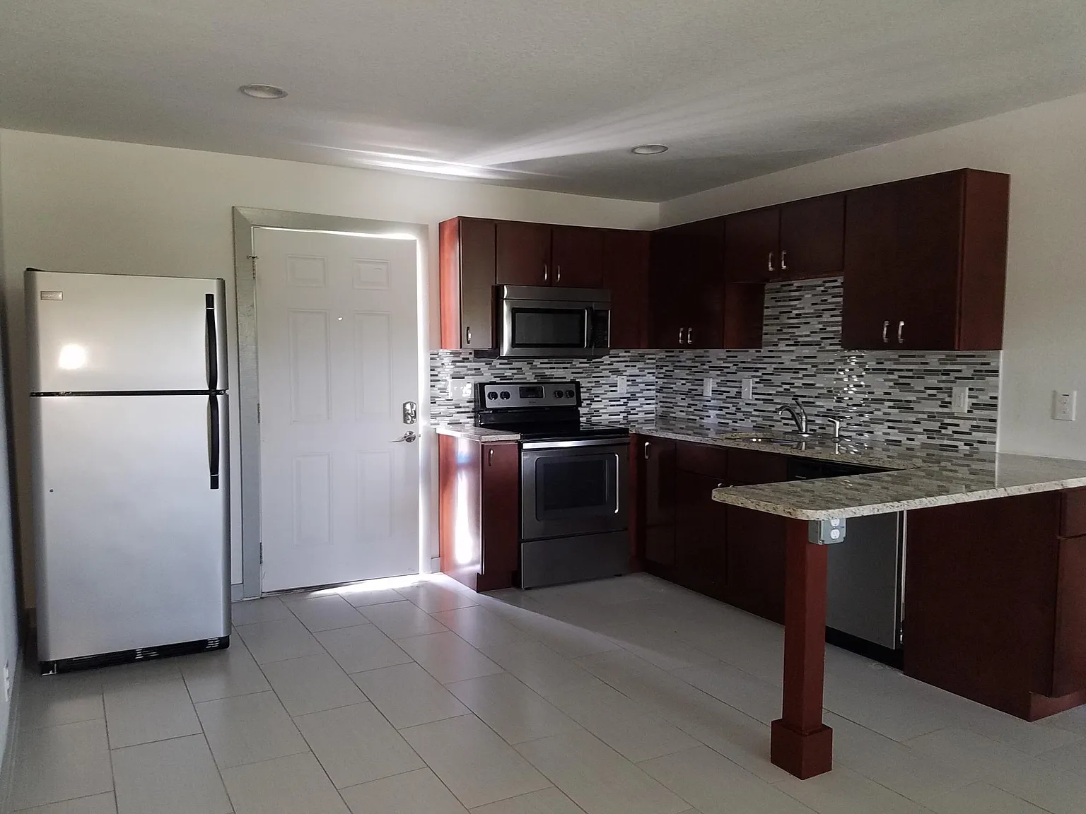 4205 S Manhattan Ave — Photo 2