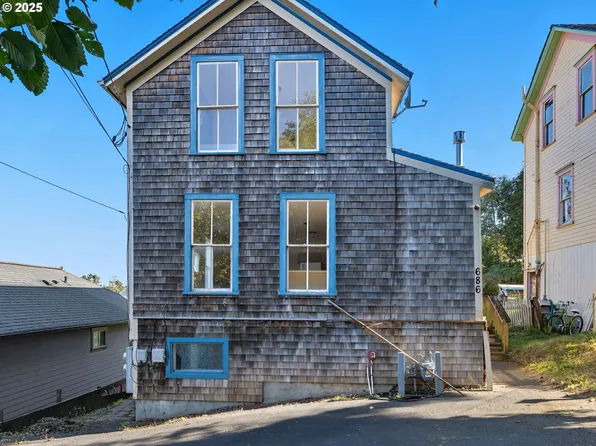 686 29th St, Astoria, OR 97103