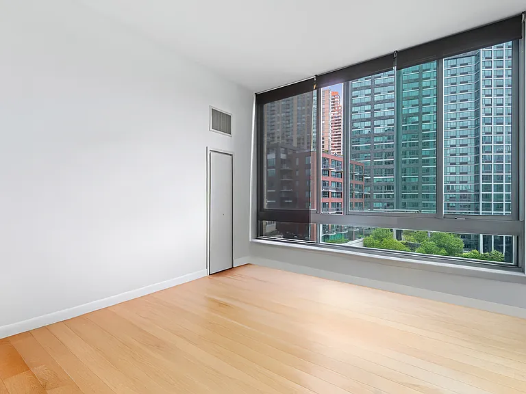 4630 Center Blvd #605 — Photo 3