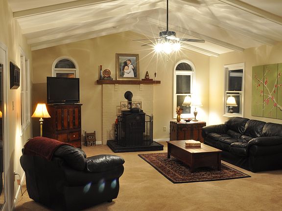 5th image of 108 Applewood Ct