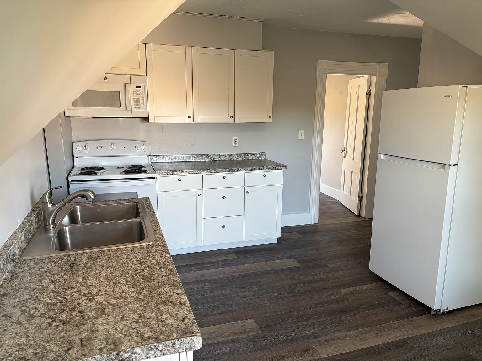 2 bed, 1000 sqft, $1,900 — Photo 2