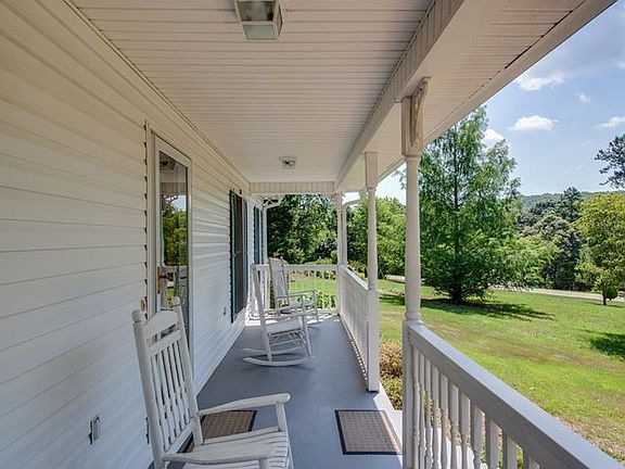 3rd image of 4933 Peach Mountain Dr