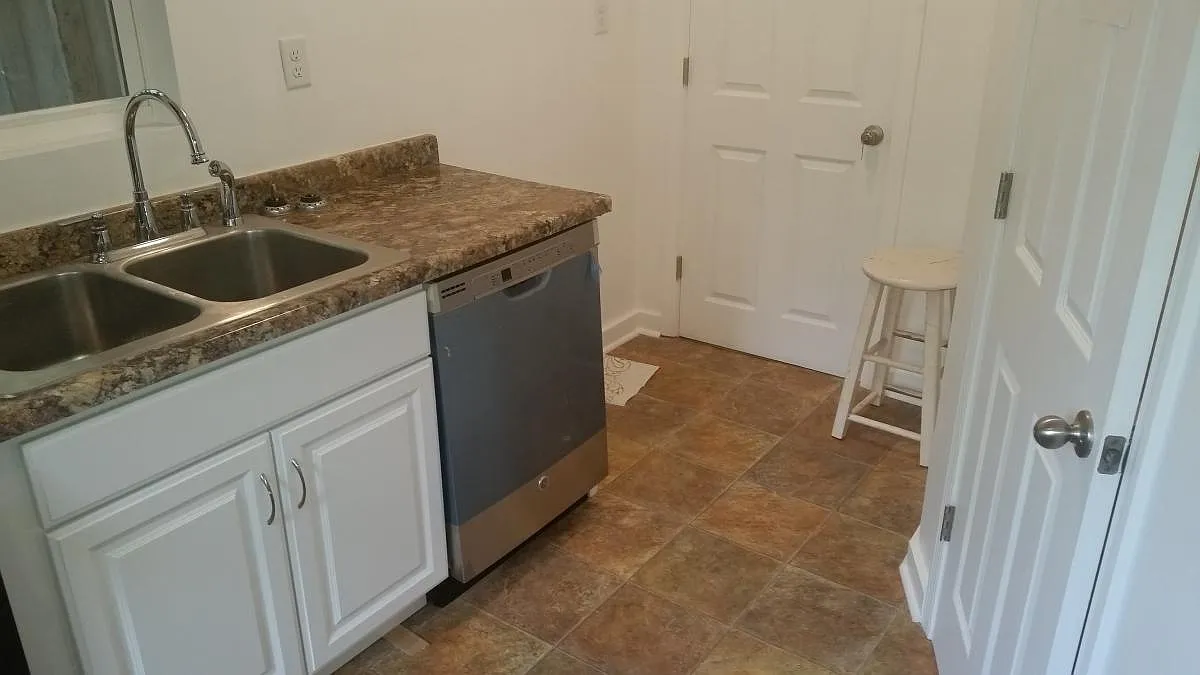 6 bed, 2900 sqft, $3,204 — Photo 3