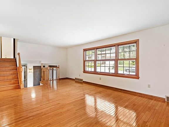 5th image of 321 Stoneybrooke Dr