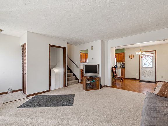 4th image of 68 Lilac Ct E