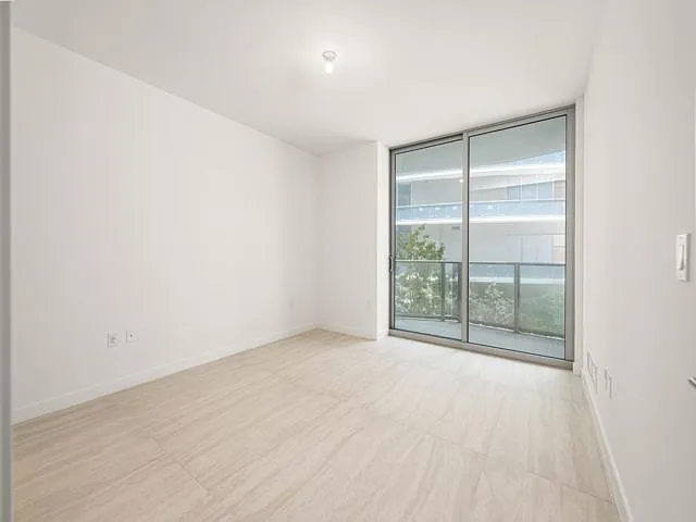 77 SE 5th St #5 — Photo 8
