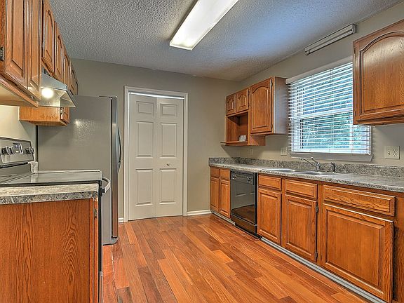 3rd image of 206 Windridge Colo