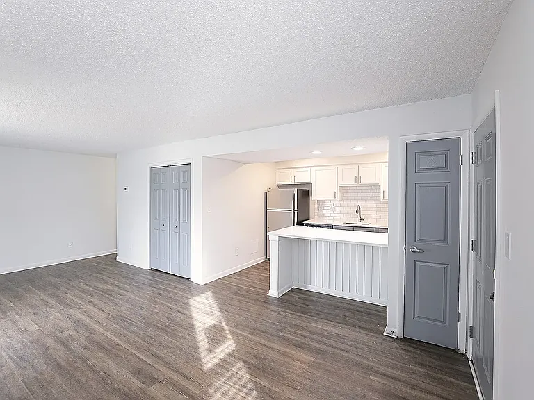 Windsor Apartments — Photo 4